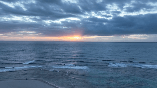 고요한 바다 위의 일몰