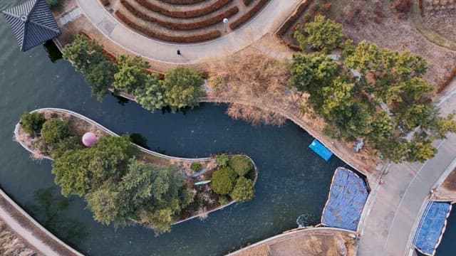 호수가 있는 공원의 상공 전망