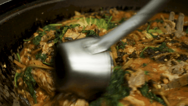 등뼈감자탕을 저어주는 국자