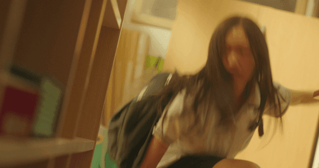 넘어지고 다시 일어나 도망치는 여학생