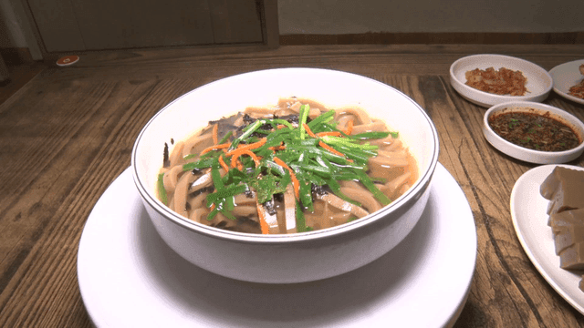 그릇에 담긴 묵밥