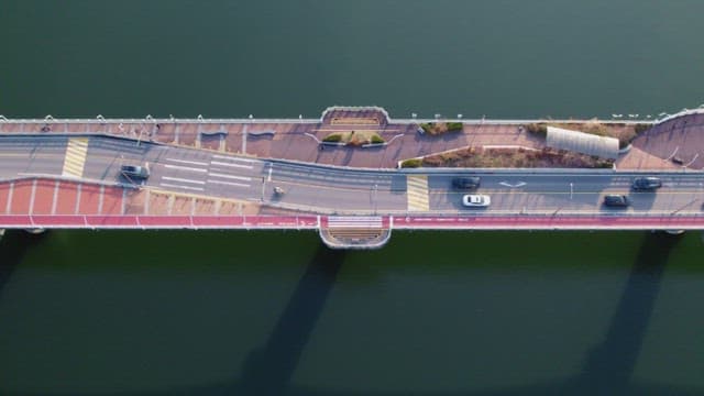 물 위의 다리를 달리는 자동차들