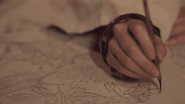 붓으로 정교한 그림을 그리는 손