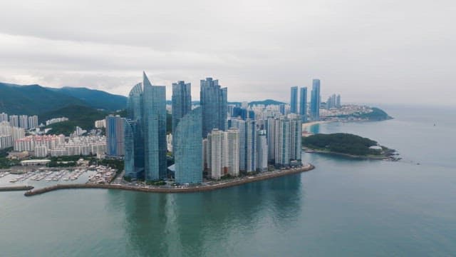 고요한 바다 위의 현대적인 도시 풍경
