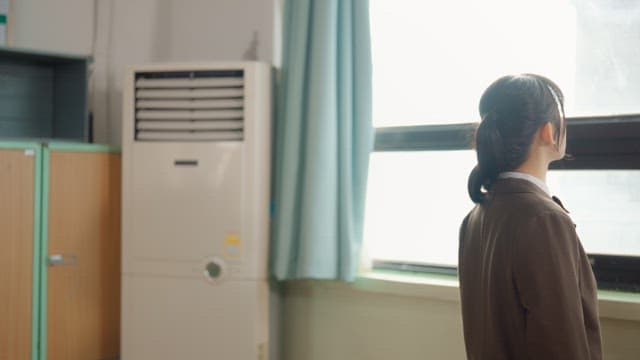 교실 창문을 바라보는 학생