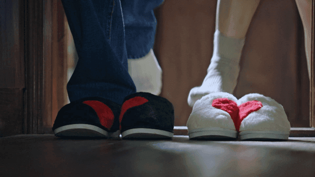 실내에서 커플 슬리퍼를 신은 모습