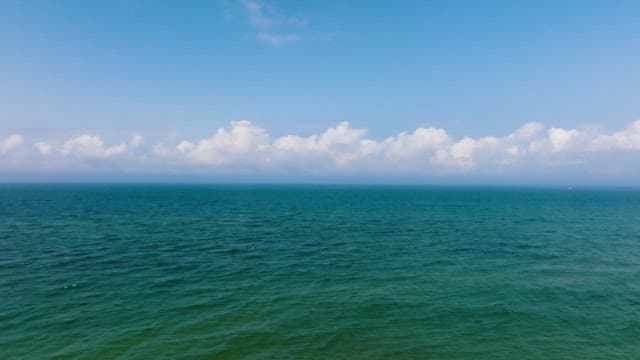 고요한 해변과 바다의 항공 뷰