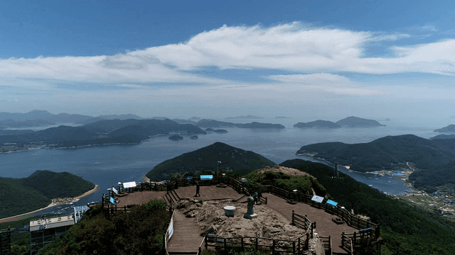 산 정상에서 바라본 파노라마 바다 전망