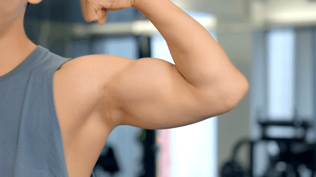 팔 근육을 자랑하는 남자