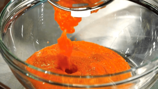 유리그릇에 붉은 소스가 부어지는 장면