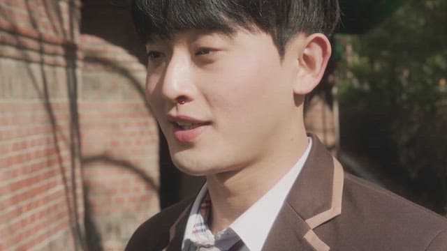 햇빛 아래에서 코피를 흘리며 쓰러지는 남학생