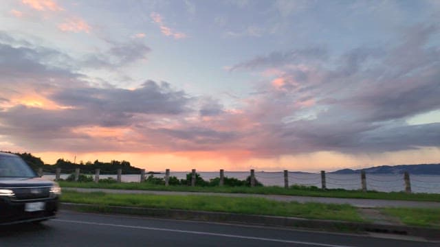 해안 도로에서 본 아름다운 일몰