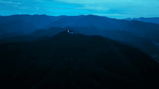 푸른 하늘 아래 광활한 산맥