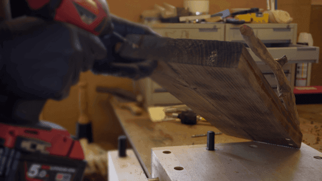 작업장에서 전동 공구로 목공 작업