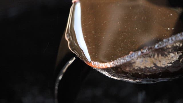 항아리에 담긴 간장이 천천히 부어지는 모습