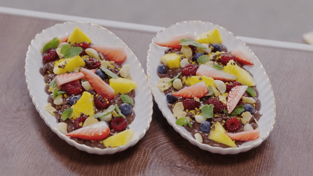 다채로운 과일이 올려진 초콜릿 디저트