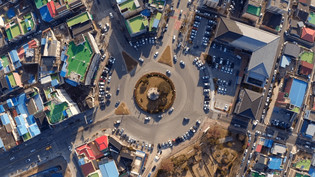 도시 로터리의 항공 뷰