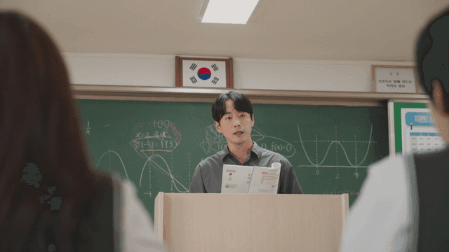 교실에서 수학을 설명하는 선생님