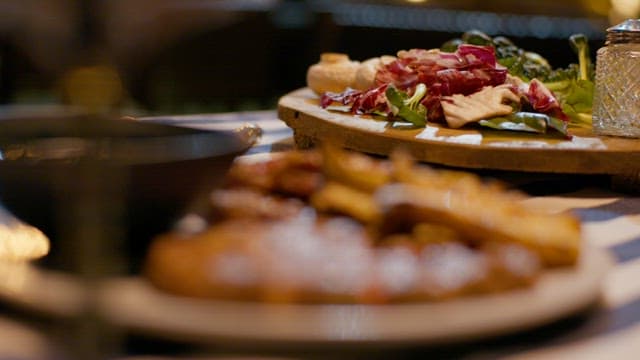 식사를 위해 잘 차려진 고급 요리