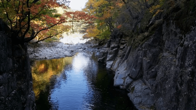 바위 절벽 사이로 흐르는 고요한 강