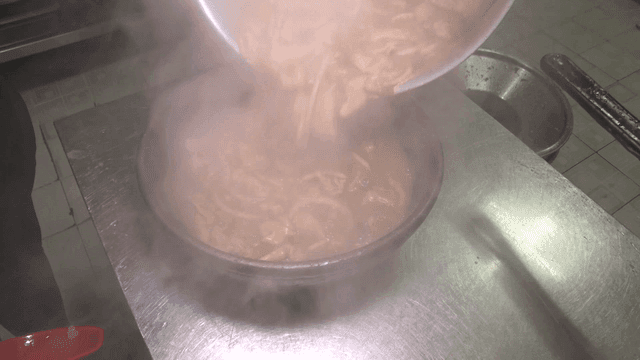 도자기 그릇에 담는 수제비