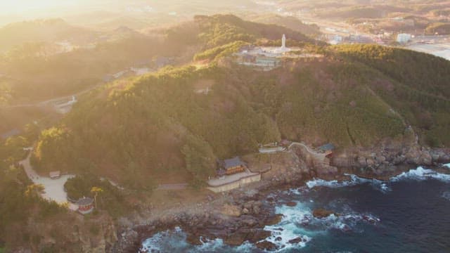 울창한 산에 위치한 전통 한옥들