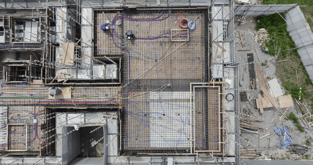 다양한 색상의 배선이 있는 건설 현장