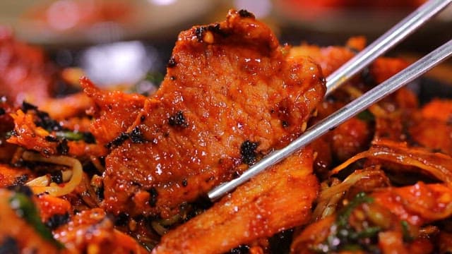 먹음직스럽고 매콤한 돼지고기 양념 더덕구이 한 점