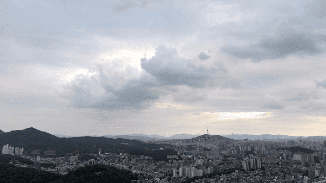 구름 낀 하늘 아래 펼쳐진 도시 풍경