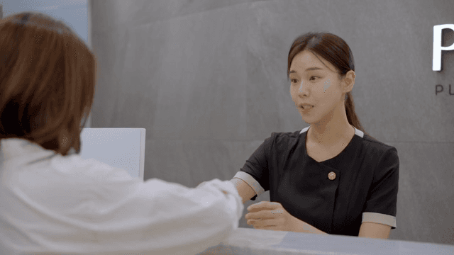 프론트에서 손님을 응대하는 직원