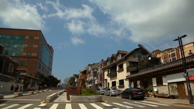 한적한 도시 거리의 맑은 날