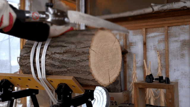 톱으로 통나무 자르는 모습