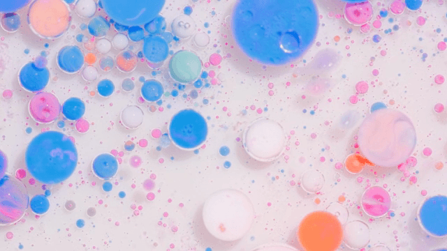 혼합 액체 속 다채로운 버블들