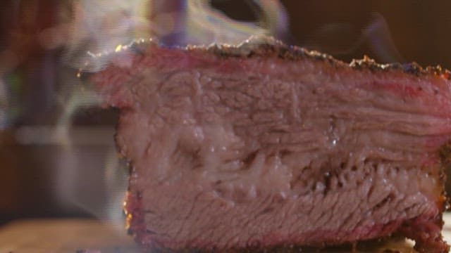 육즙이 가득한 훈제 소고기 브리스킷의 클로즈업