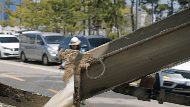 믹서에서 쏟아지는 콘크리트