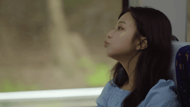 기차 창밖을 바라보는 여성