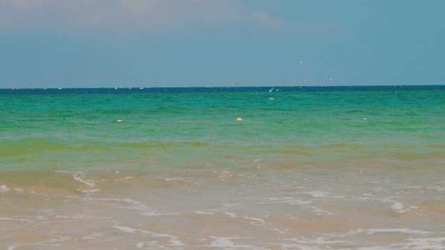 모래사장에 부딪히는 잔잔한 파도