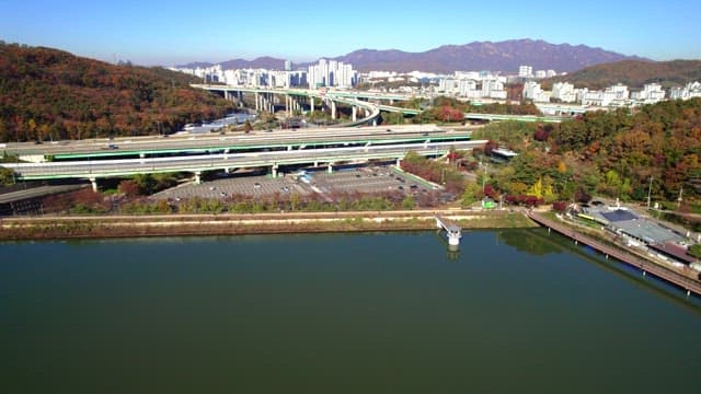 Baegunhosu Lake with a view of the busy highway and cityscape