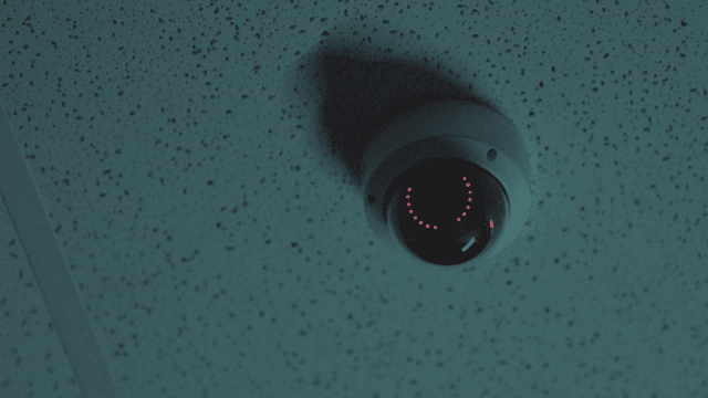 천장에 설치된 보안 카메라