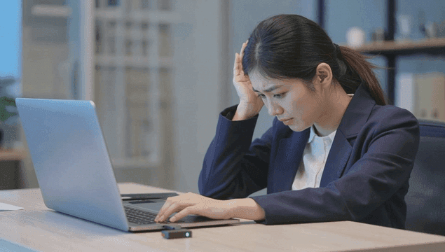 사무실에서 노트북으로 일하는 심각한 여자 회사원