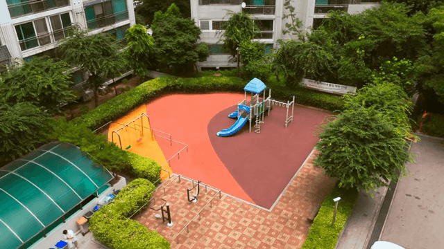 아파트 놀이터와 다채로운 미끄럼틀
