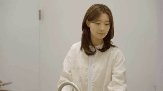 화장실에서 손을 씻는 여성