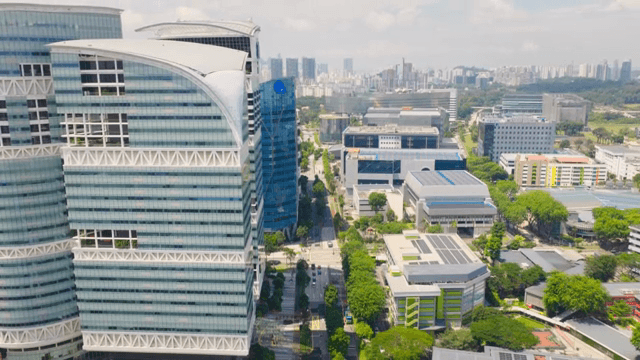 높은 건물이 있는 번화한 도시 거리