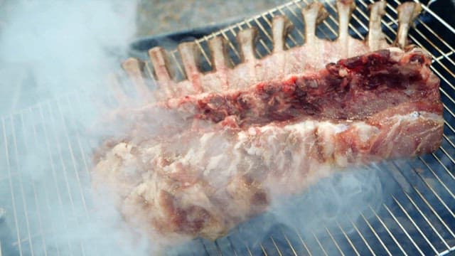 숯불 그릴 위에서 훈제되고 있는 갈비