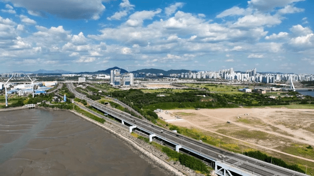 다리와 풍력 터빈이 있는 도시 풍경