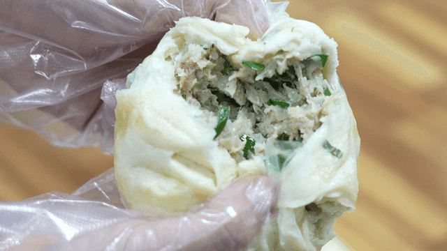 Inside of steamed dumpling that can be seen by tearing it with hand