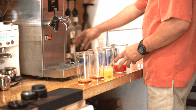카페 카운터에서 음료를 준비하는 사람