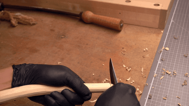 정밀 도구로 나무를 조각하는 모습