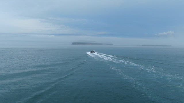 안개 낀 바다를 항해하는 보트