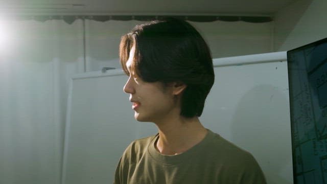 실내에서 발표하는 젊은 남성